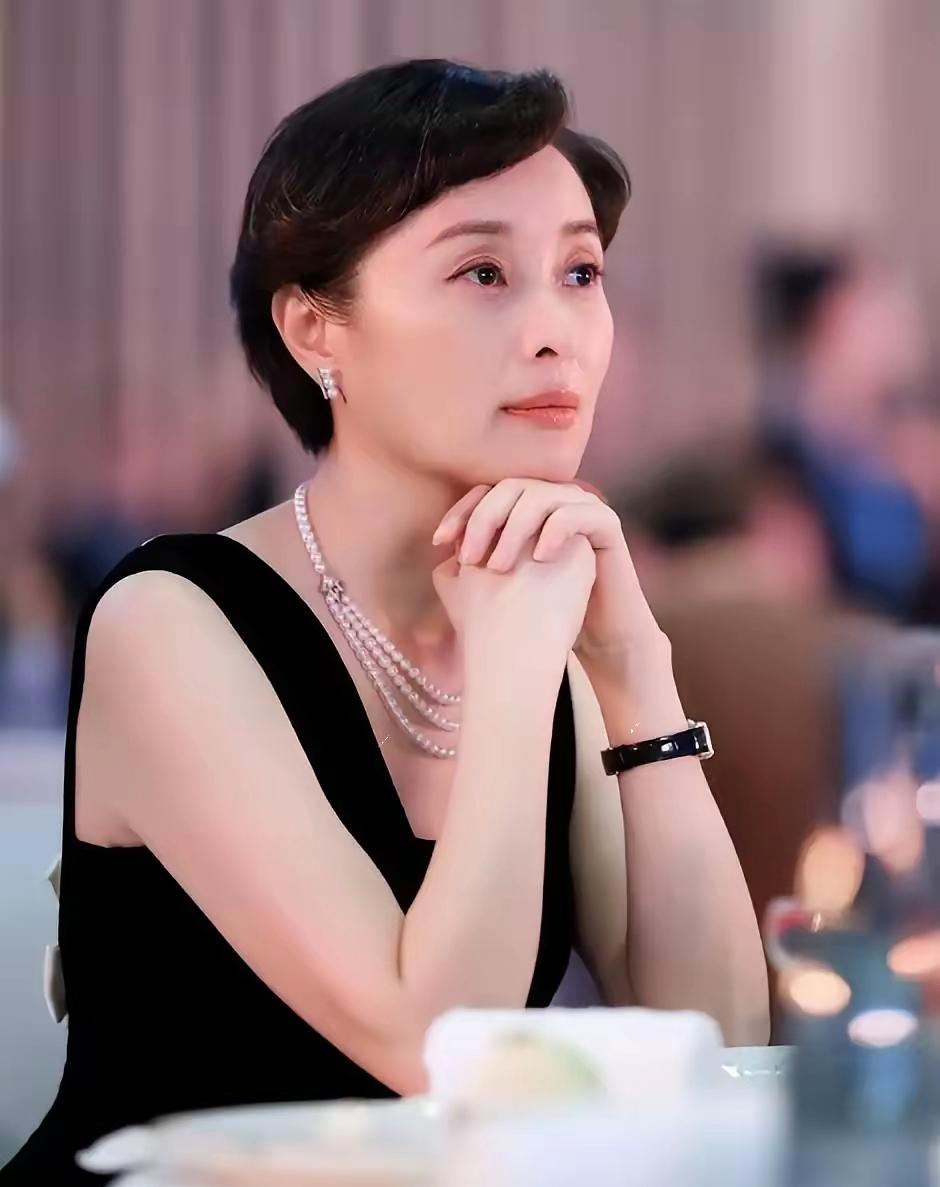 吴越在采访里提到父亲问她：“你会送我去养老院吗？”她愣了几秒，蹲下来握住父亲的
