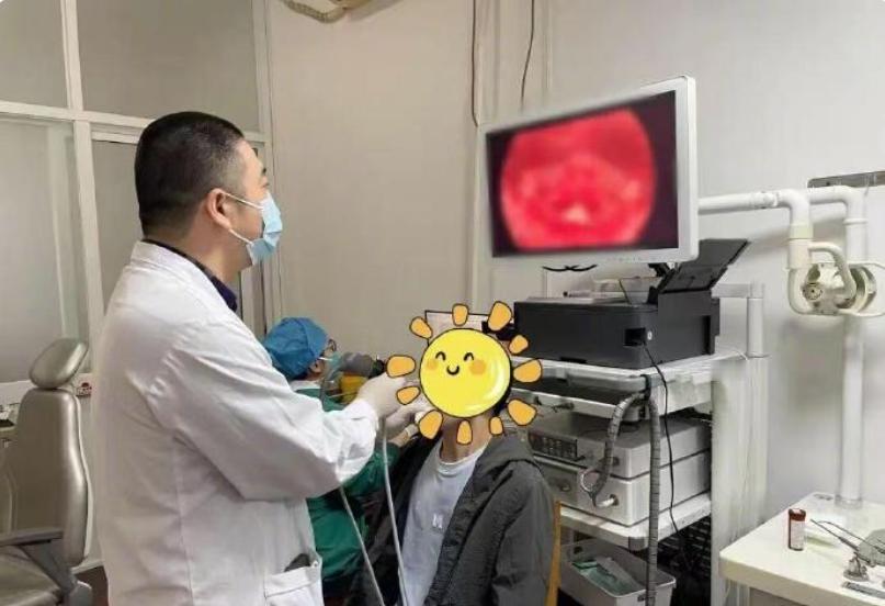 浙江宁波，男子发现喉咙疼，当时就觉得自己可能受风感冒了，也没有太在意，可一个月的