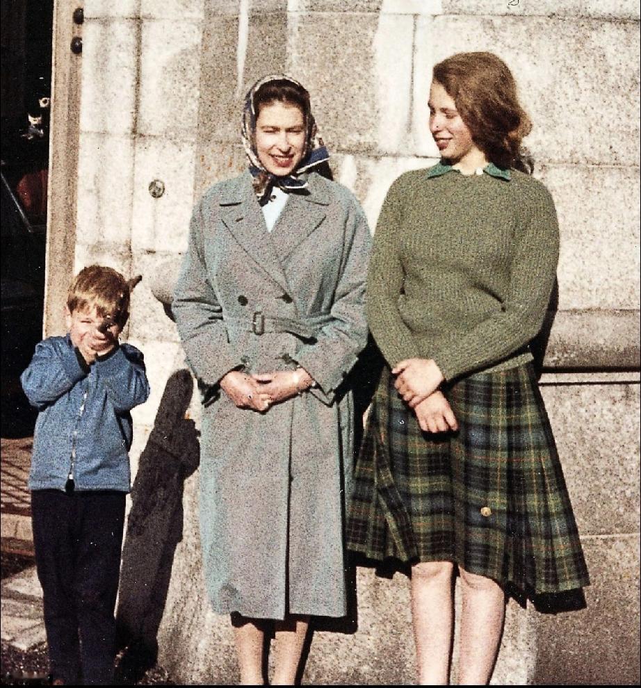 从小看到老，女王身边的安德鲁王子。小时候不老实，年纪大了也是凶巴巴。该是跟爱