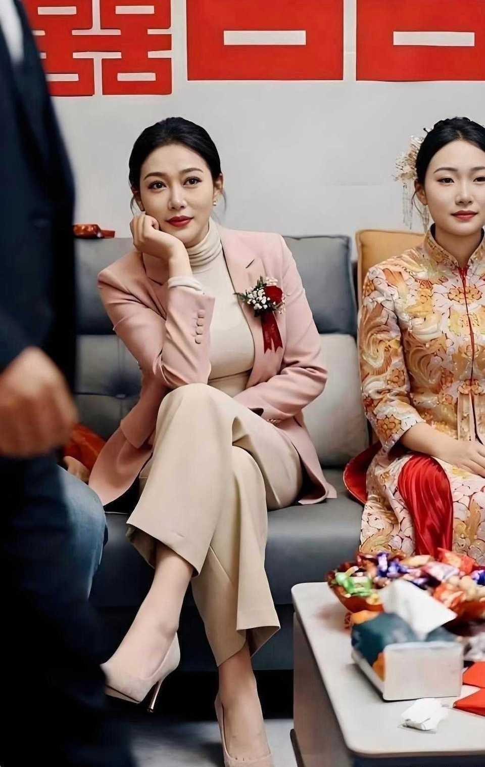 婚礼现场，感觉丈母娘比新娘还漂亮风头估计都被丈母娘抢了