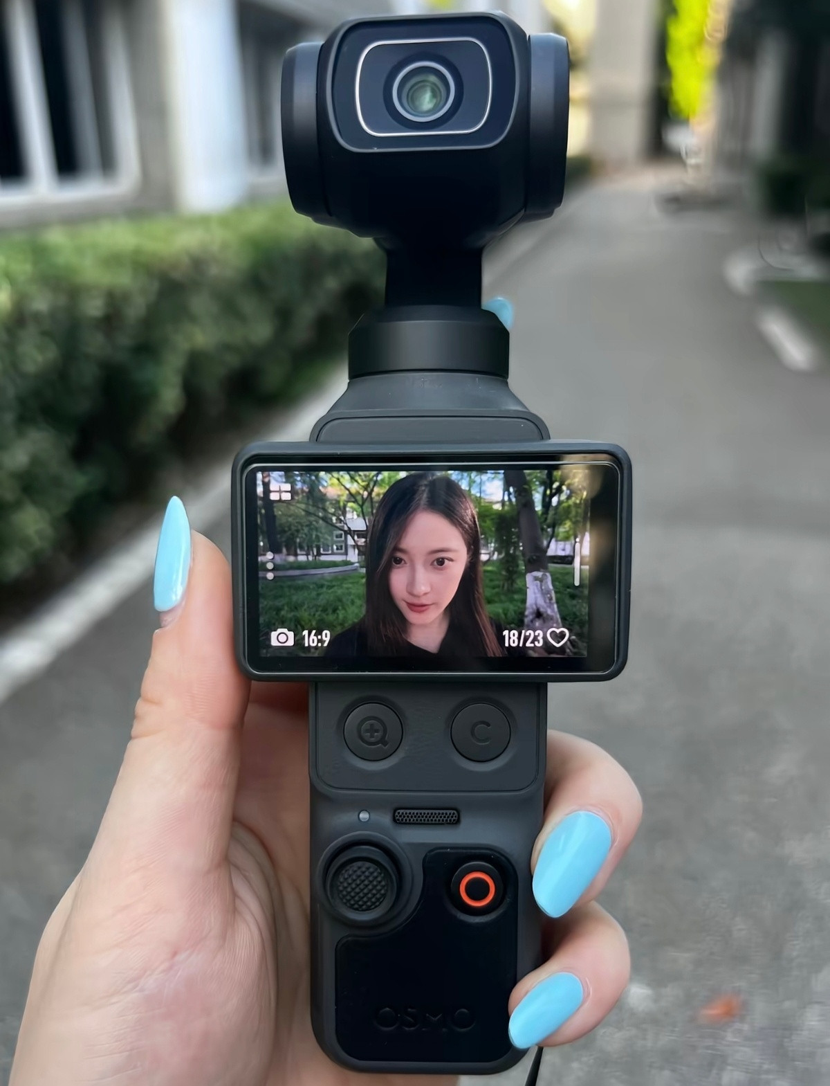 说实话，pocket和全景相机都有用，一个适合记录生活，一个适合拍出一些有意思的