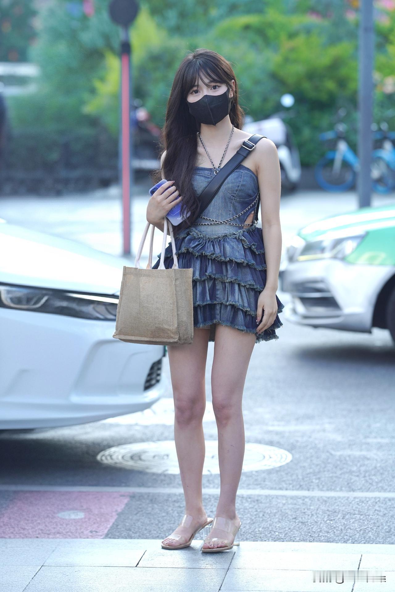 气质拿捏得到位，口罩都遮不住她的美。