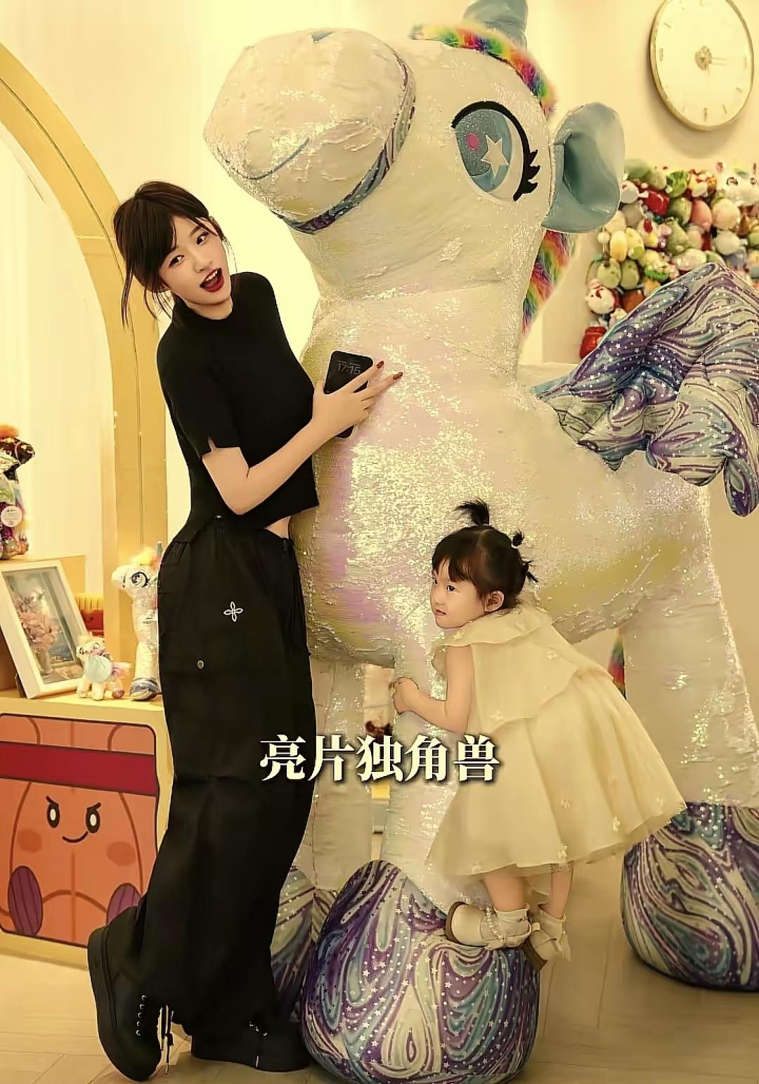 闪闪这次到杭州收获满满啊，两个品牌方的老板都对她非常喜欢，并且获得了签约。妈