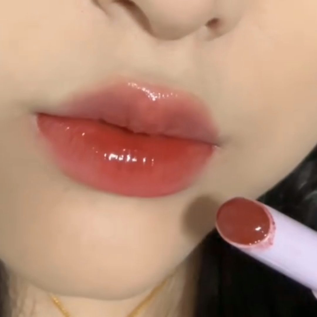 浆果色口红薄涂是温柔的红棕，厚涂直接变身气场女王！涂上它去海边拍照，朋友都说我白