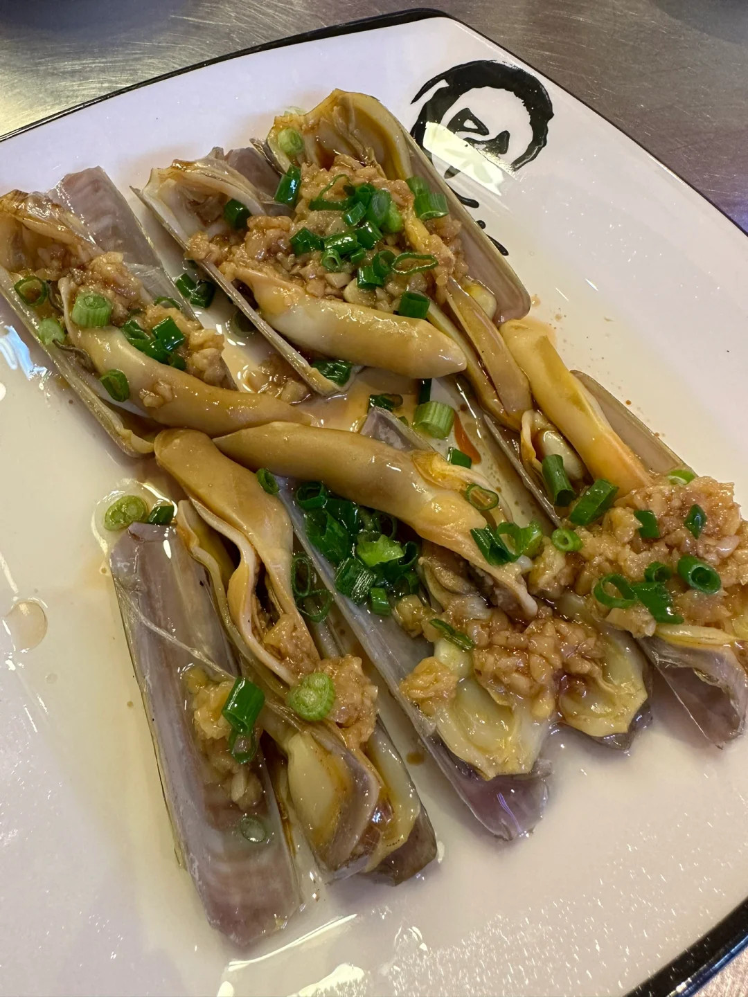 出门吃小馆子，听到隔壁桌的老爷叔说：它们是死了才退休，但是它们希望我们退休后马上