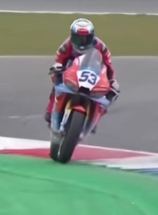 张雪机车荷兰站这比赛太精彩了！在世界超级摩托车锦标赛这种顶级赛场，中国车队的5