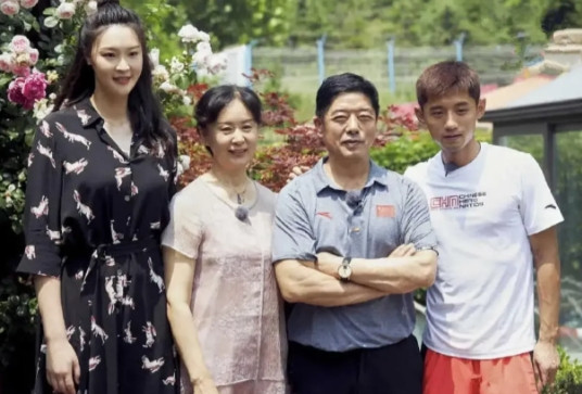 那年，张继科带女同事惠若琪回家，看到美丽大方的惠若琪，张妈妈一看：高个子、大长腿