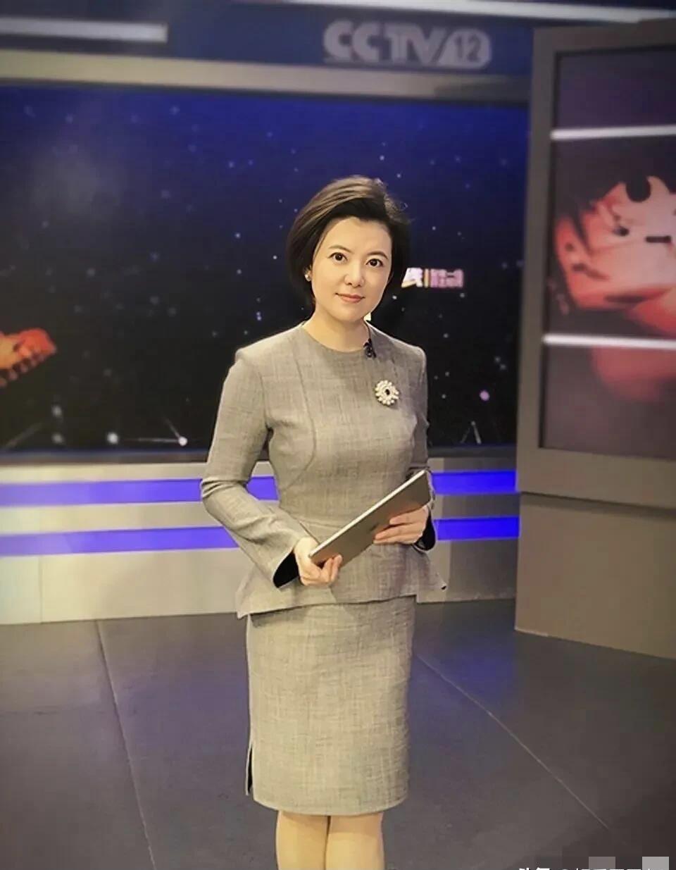 这一位央视主持人，长相比张蕾还要漂亮，气质不输刘芳菲，一双大眼睛明亮有光，高颅顶