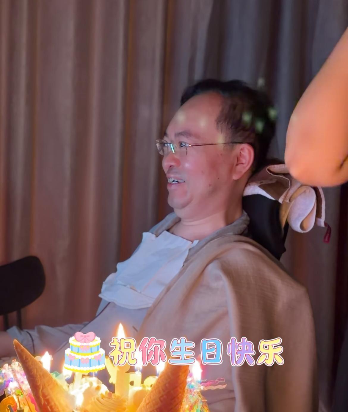 段睿37岁生日那天，蔡磊用眼睛“写”下了一句“宝贝，生日快乐”。就这六个字，把
