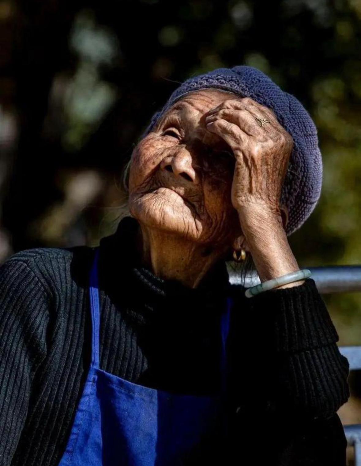 凡是企业退休的，无论男女，只要身体允许，几乎都在外面打着零工，极少数家里蹲！