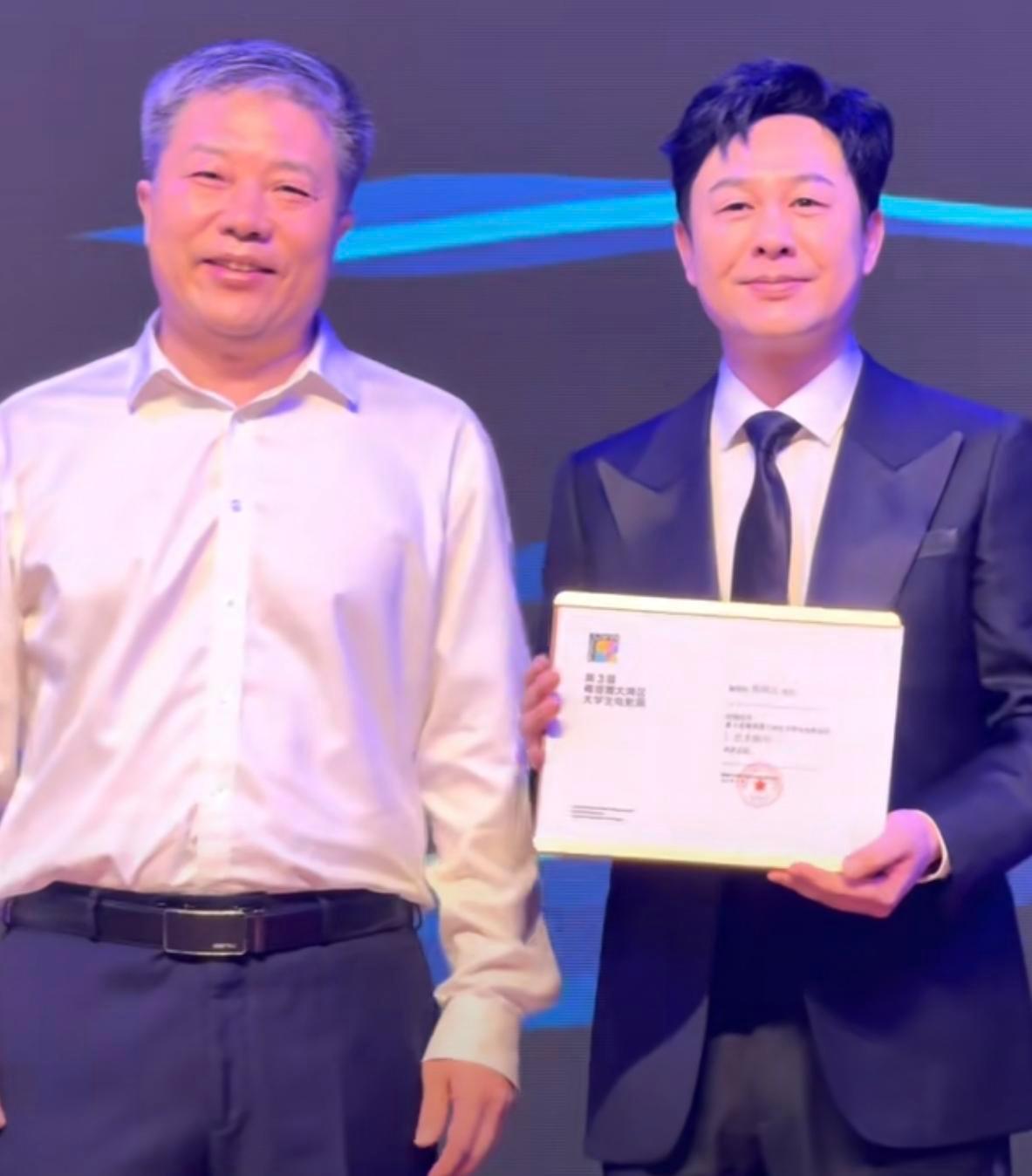 深圳不是他演戏的地方，是他长出根的地方。张颂文说深圳是第二故乡，不是客套话。