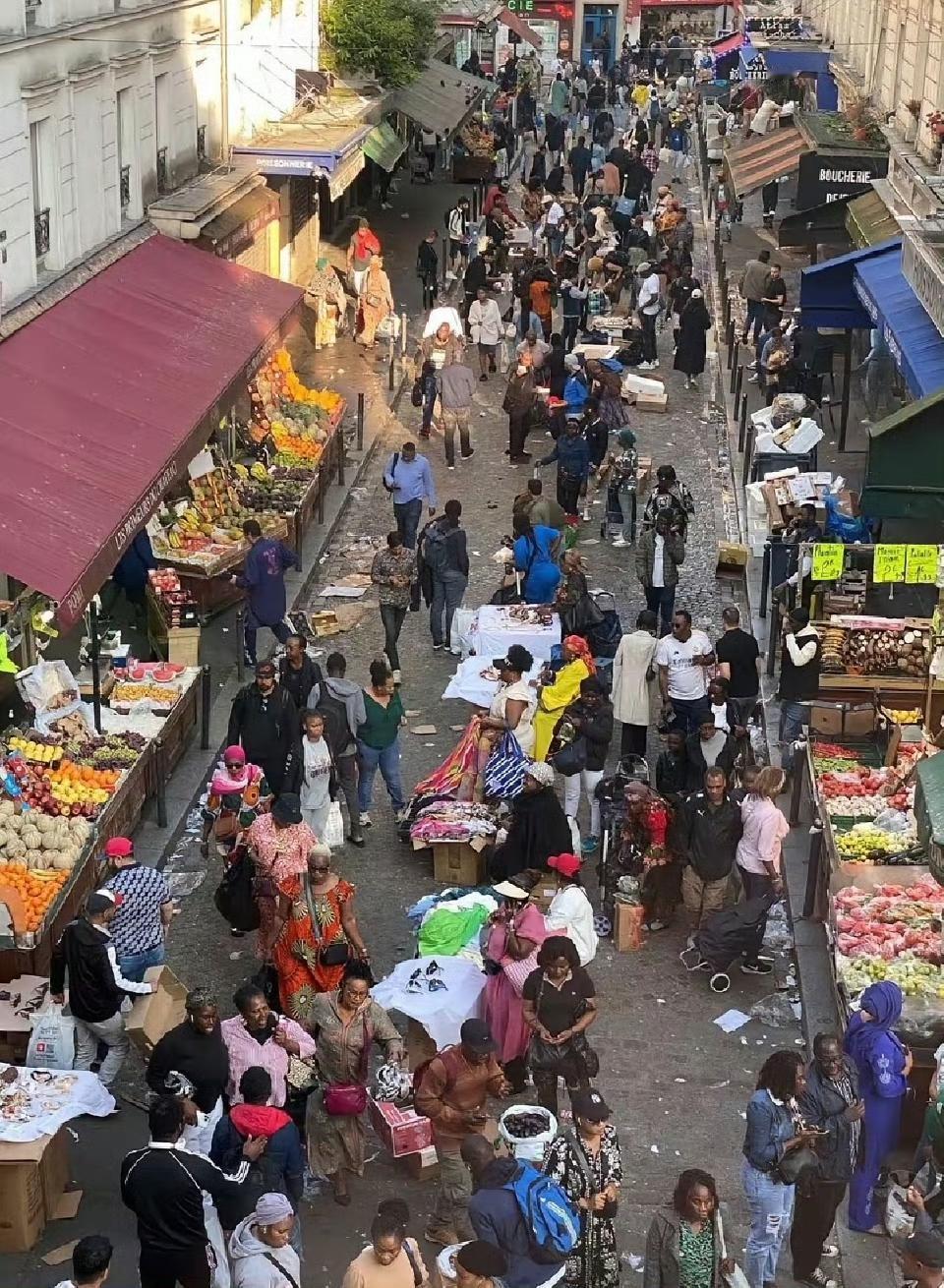 法国巴黎，现在这个样子了！烟火气很旺啊！[呲牙笑]