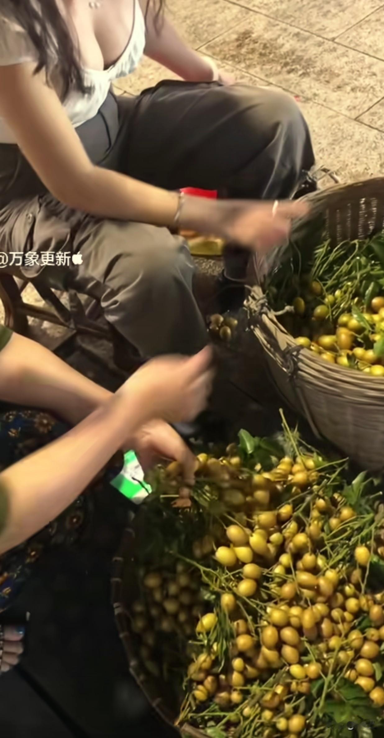 这是什么水果？小小的，黄黄的，卖得还比较贵，就是不知道叫什么？