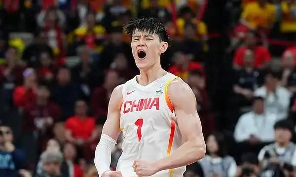 曾凡博心里苦啊！自己养好伤刚去篮网，结果篮网就跟利德尔签下了一份双向合同，目前