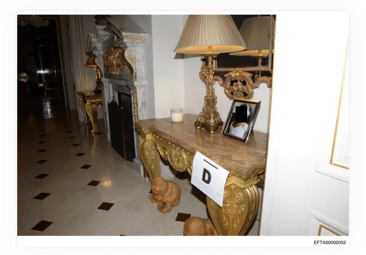 爱泼斯坦“暗黑版”拴娃娃：桌下出现诡异婴儿雕像，真的只是摆件吗？这是新曝光的爱泼