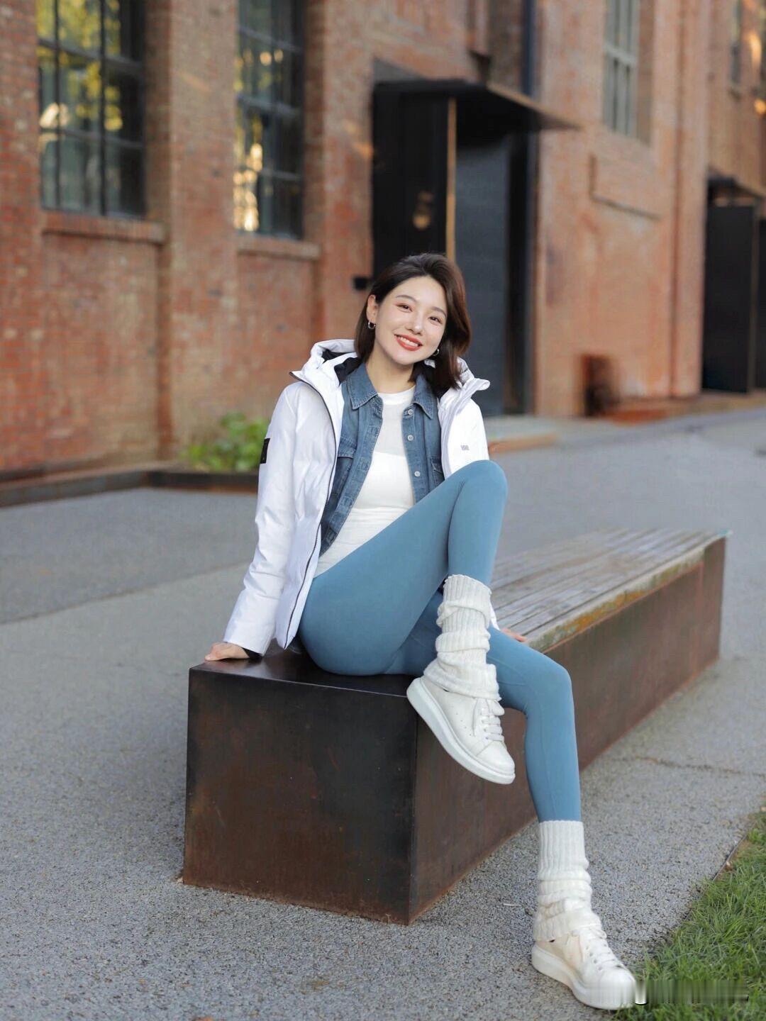羽绒+瑜伽裤=冬日街拍王炸！8个心机pose一摆，温度锁住、曲线放出，镜头直接秒