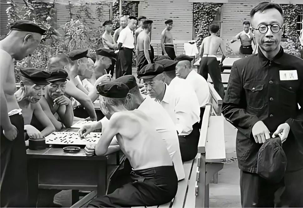 1956年，辽宁。抚顺战犯管理所，与众人格格不入的溥仪。[并不简单]​​​