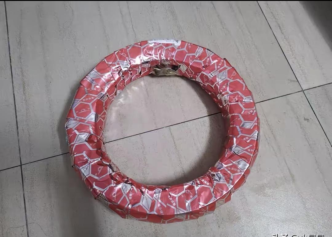 上礼拜前胎花纹快看不清了，推到修车摊，师傅扫一眼说150包换。我当场掏出手机搜同