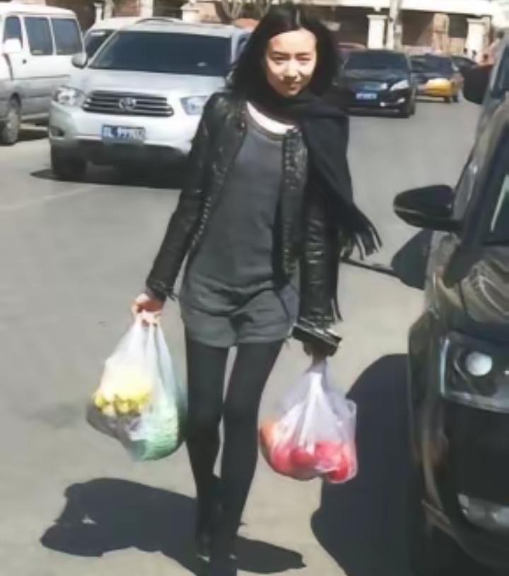 潘粤明按下的快门，比所有人都诚实。看这张董洁。素颜，白T恤，牛仔裤。刚从菜