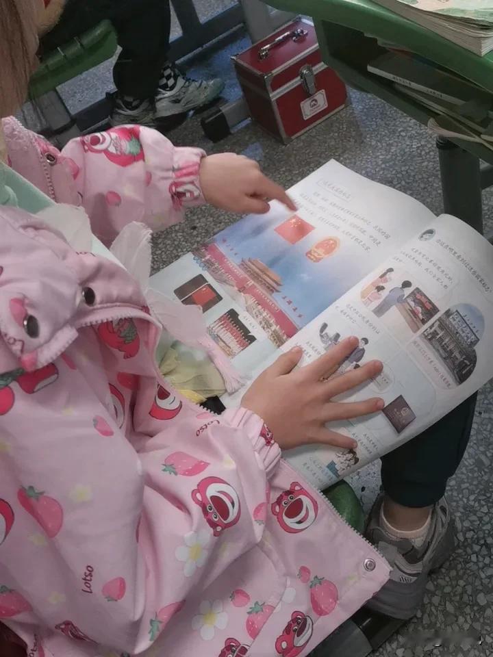 北方的校园应该来暖气了吧！南方还没开空调