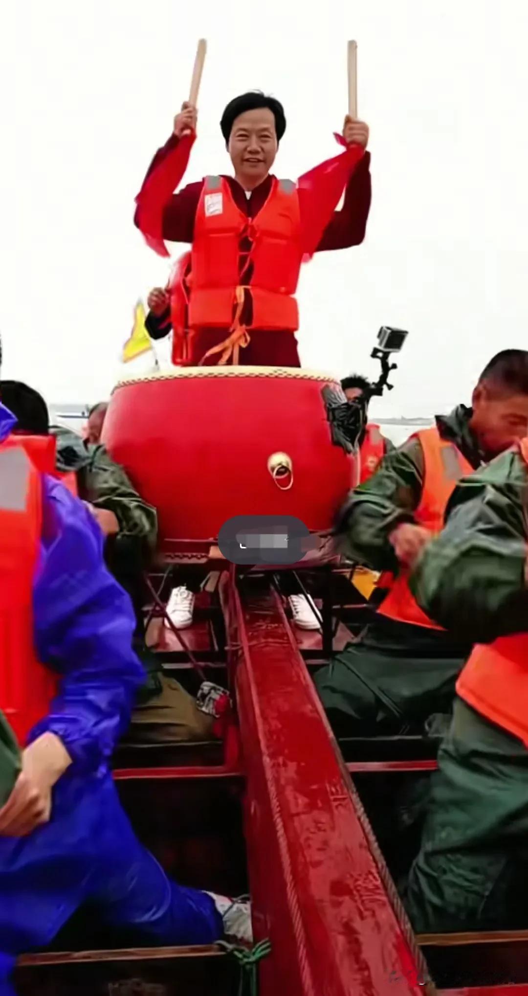 最近，小米科技老总雷军去上海参加划龙舟比赛，其选择了最具挑战性的鼓手岗。他穿着红
