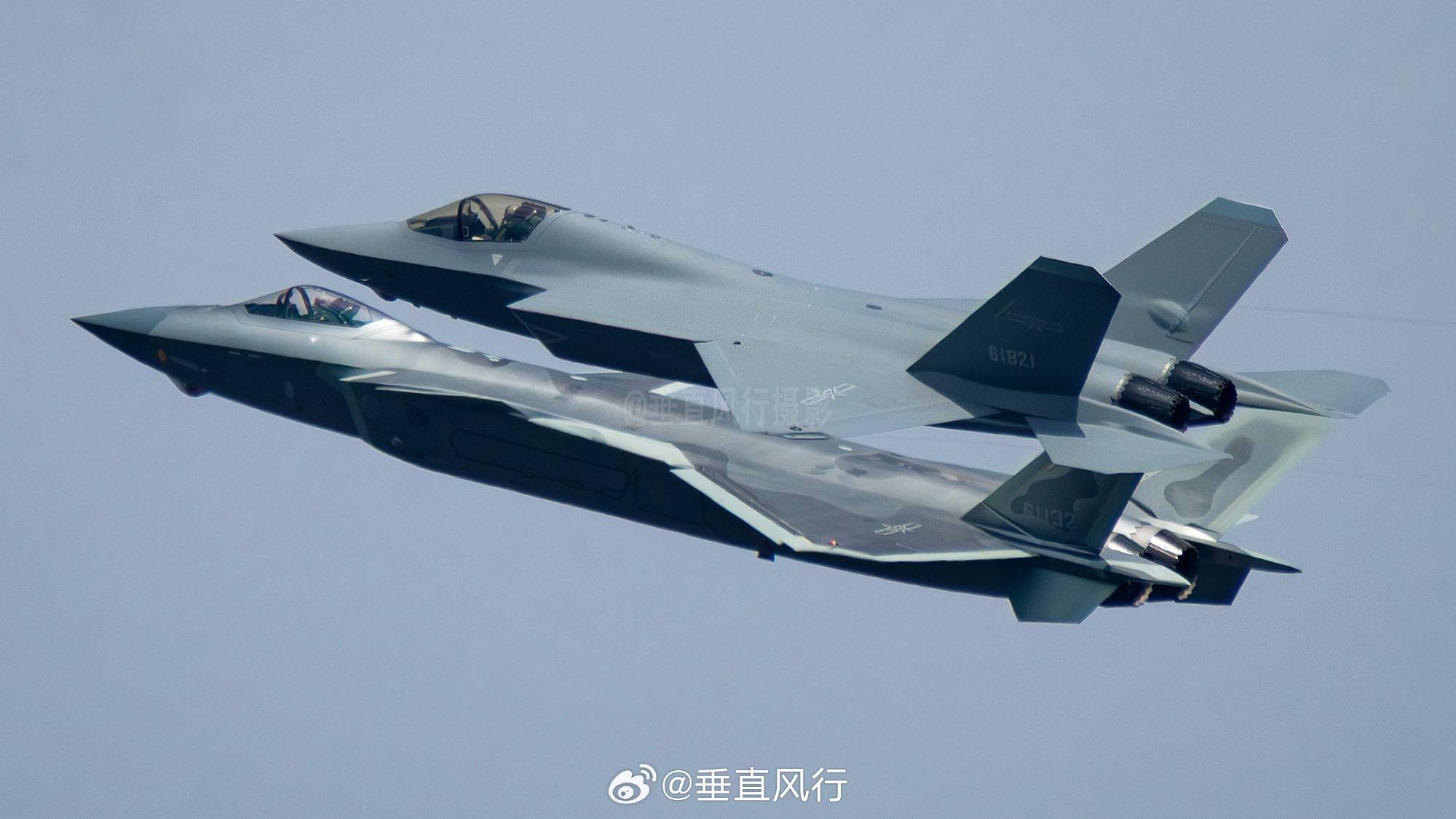 J20和J35A同框[墨镜]美国的F22和F35相比，廉颇老矣！注意J