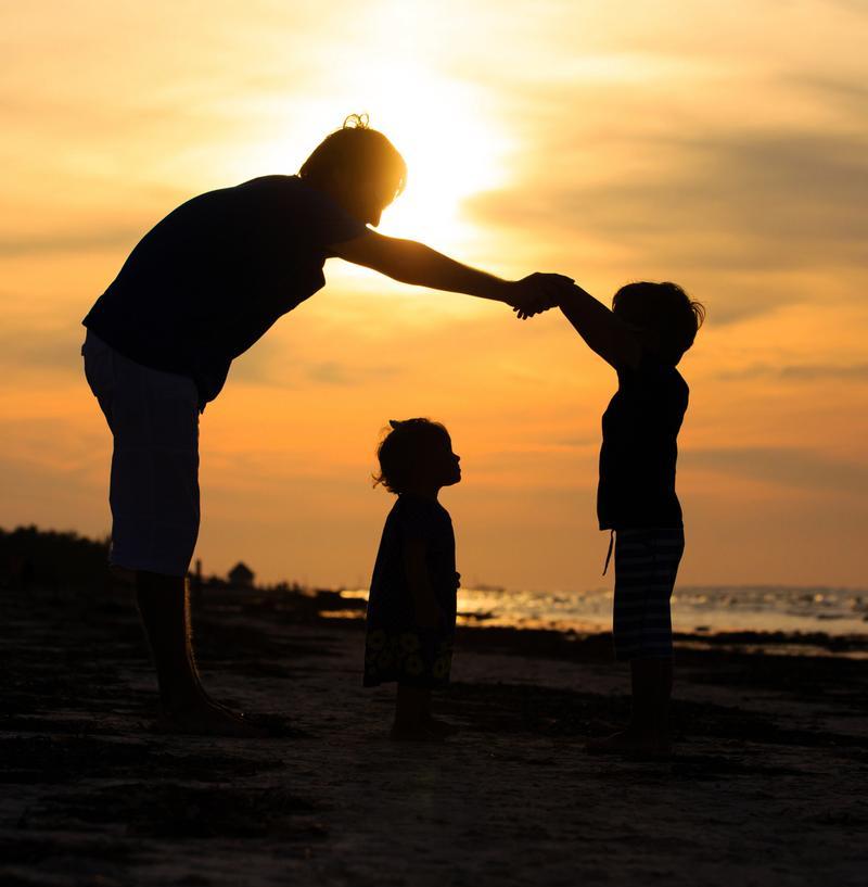 你有没有发现，那些把孩子培养得特别出色的父母，往往不是最有本事的，而是最“稳”的