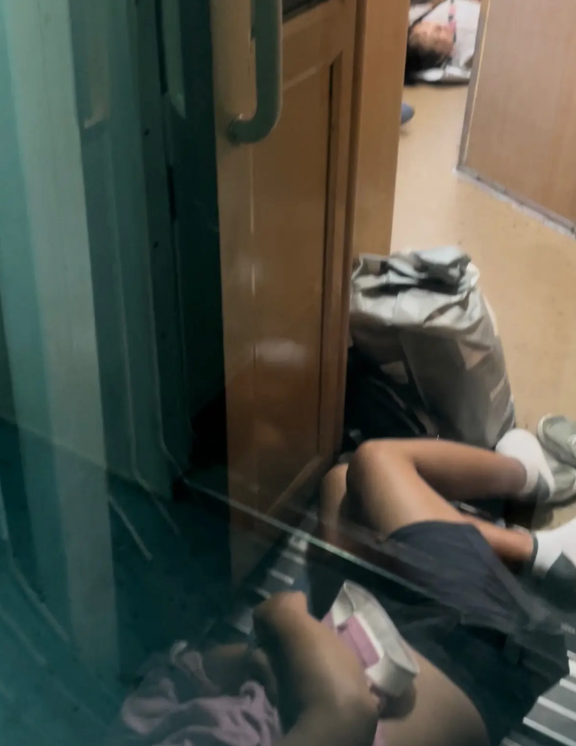 火车停靠河南某站台时，几个没有买票的旅客径直来到我乘坐的软卧车厢跟前，乘务员伸手
