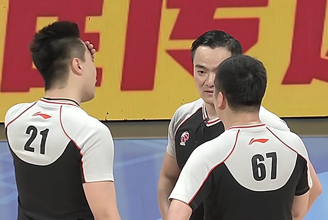 误判？篮球专家：杰曼3+2应该无效，同时，还要吹周琦犯规！CBA四分之一决赛，