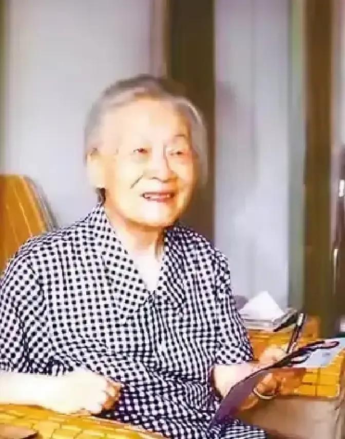 刷到杨绛那句“女人最可靠的归宿是自己”又被顶上热搜，心里咯噔一下。老人家201