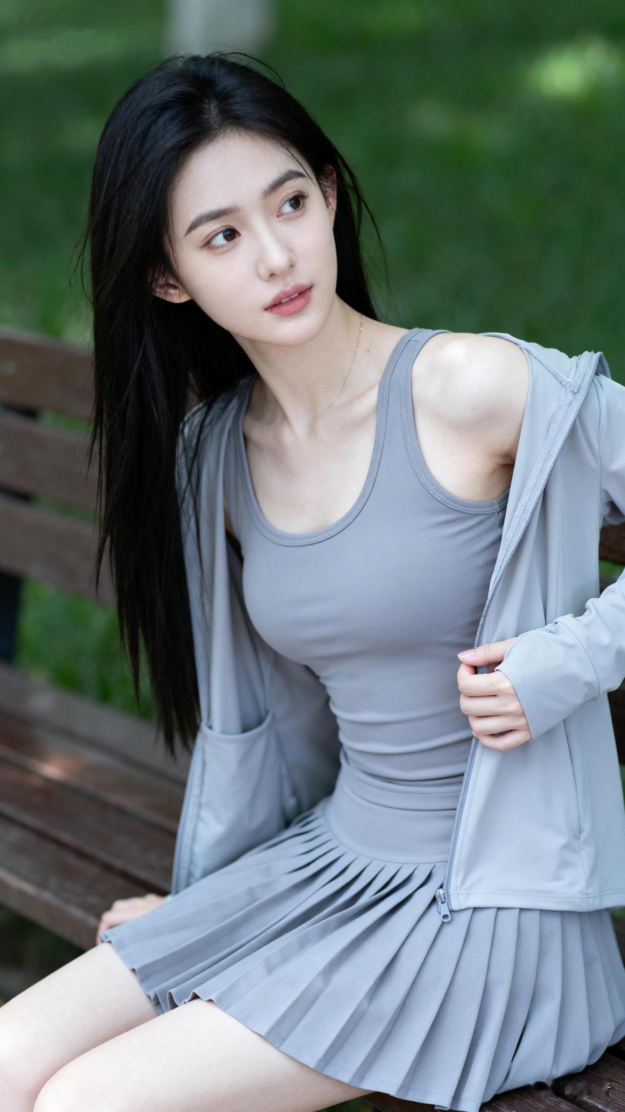 清新氧气美女她坐在那里风就自动慢了