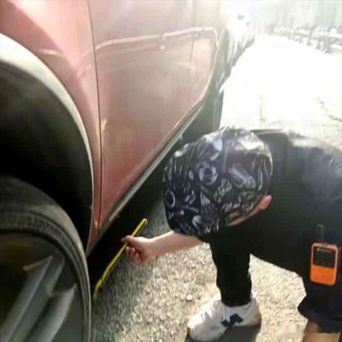 一个车主给六年前27万买的比亚迪换备胎时意外发现六活塞金卡钳,惊得当场拍照发帖,