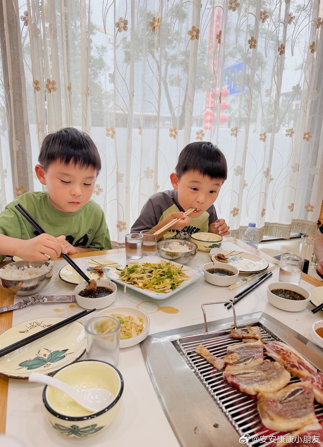 出来吃烤肉，我就吃了一片儿烤辣椒