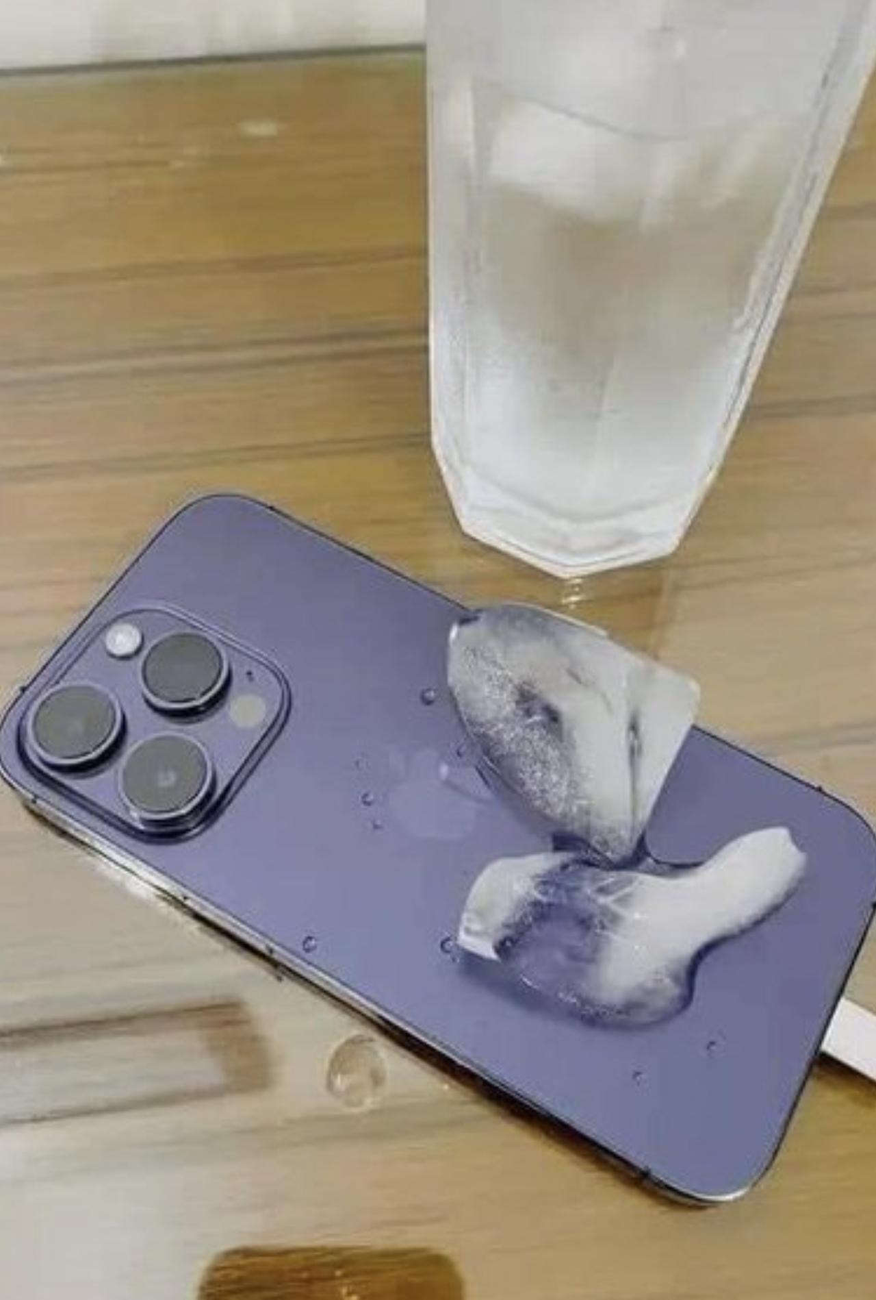 热热热！我的iPhone又开始发烫了，充个电都热的要命，冰块都给他安排上了，有没