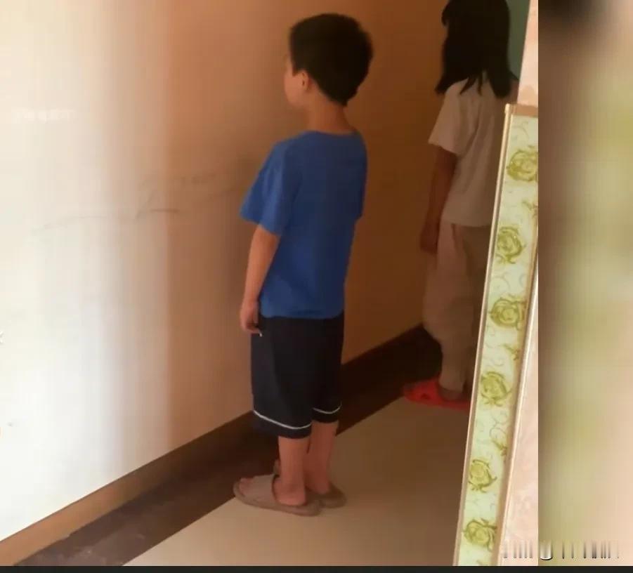 小孩兄妹俩犯了错，妈妈重重地罚他们面壁思过。有灵感的狗狗见状立马老实起来，趴在地