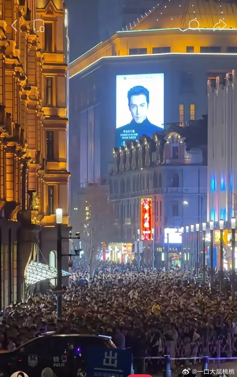 胡歌这个地广的位置太vvvvip了，这人流量曝光堪比春晚