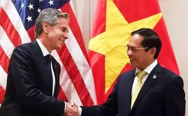 越南总理范明德前几天刚访问中国，求我们帮建高铁，还大言不惭的说中国发展起来了，应