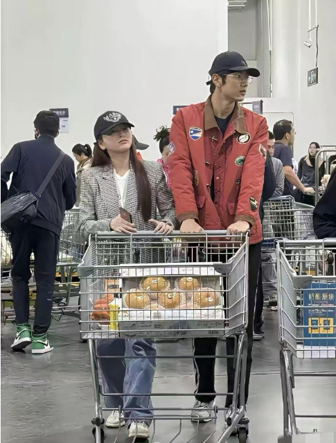 金莎的男朋友真的好高好帅呀！​​​