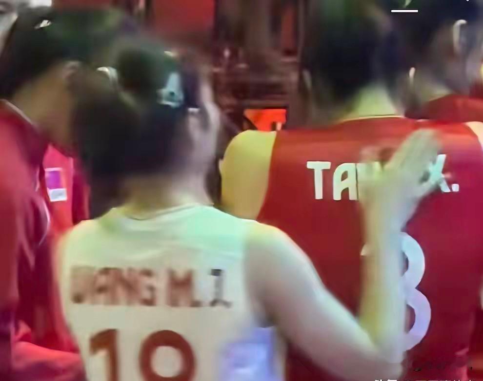 唐欣赛后痛哭流涕，输给意大利女排后，小将唐欣捂着脸失声痛哭，哭得真让人心疼，她非