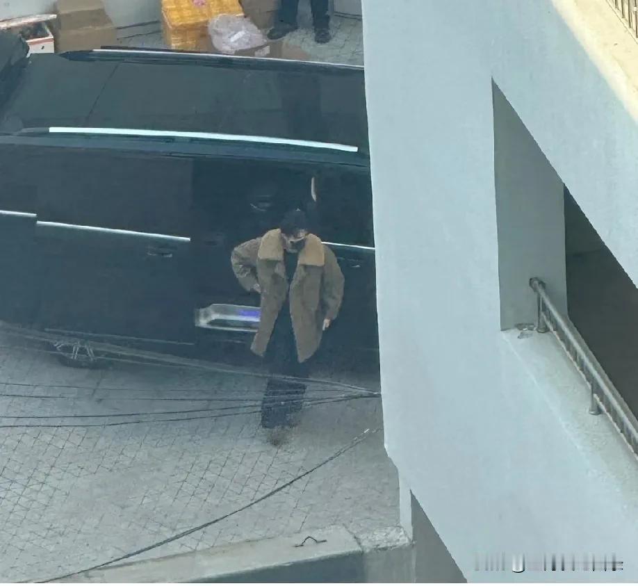 王楚钦果然去了LV的活动，依然带着王晨策。虽然图一非常蘑菇，还戴着口罩，但是关