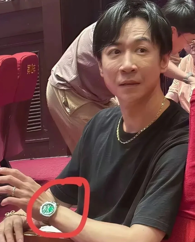 电视上看着一般般，真人巨帅。[大笑][大笑][大笑]