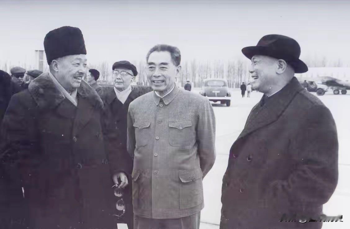 这张珍贵合影拍摄于1964年11月的北京机场！在1964年11月14日周总理