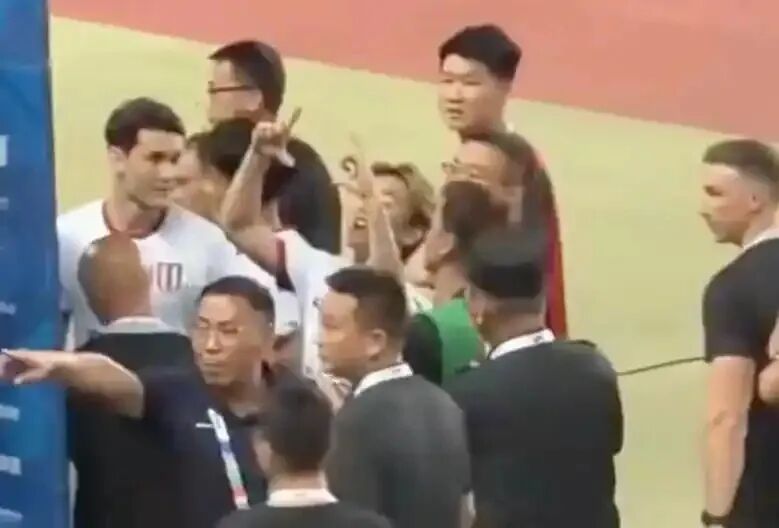 韦世豪在河南主场对阵成都蓉城赛后做了一个“比圆”的手势，没想到引起河南球迷这么大反应。大家说说这个手