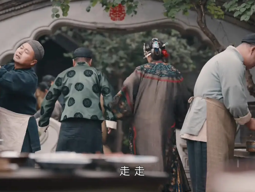 大家是不是都好奇《灼灼韶华》里韶华婆婆走路为什么那么奇怪，总是左摇右晃的剧中
