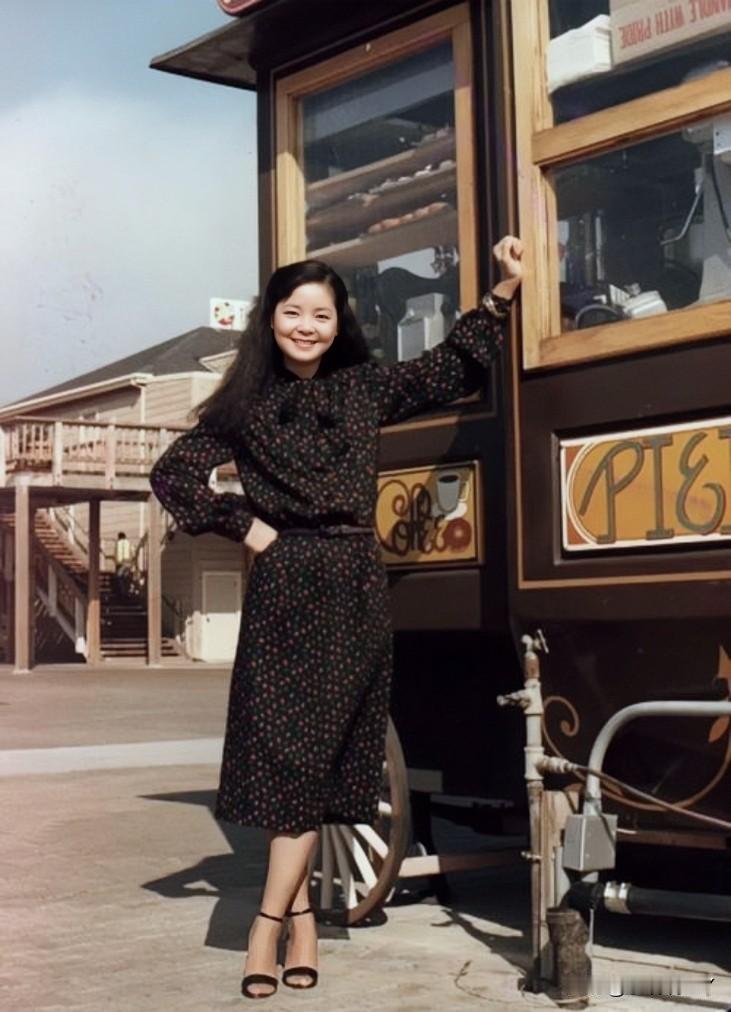 1979年，邓丽君在美国街头留下的美好瞬间。那时邓丽君26岁，笑容甜美，美丽大方
