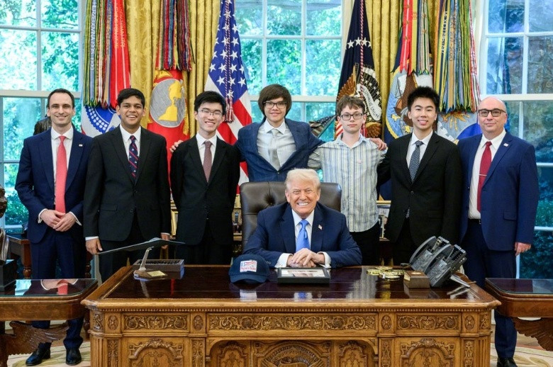 争议！白宫近日贴出一张特朗普接见5名美国青年的合影，这5人在7月的国际物理学奥林