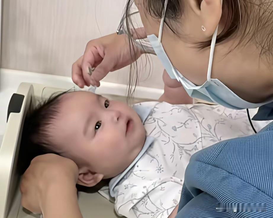 汪小菲小儿子四个多月了，一家人回到台湾给孩子打疫苗。小宝贝被养的非常好，长得