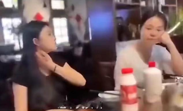 小伙相亲结束后，询问女方对自己的感觉如何。没想到女方直接表示：“我看不上你，又黑