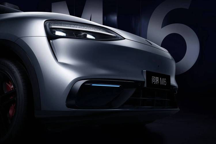 华为把七个部件塞进一个盒子，比亚迪给电机装了"智能变速箱"——两种跑法，两种赢法。