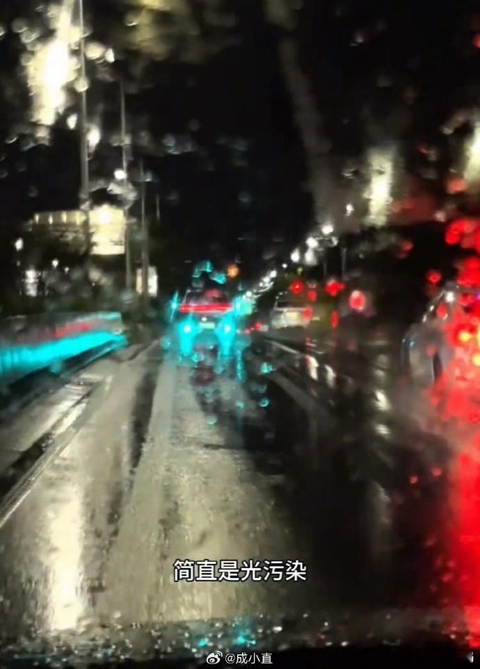 智驾小蓝灯短期内或将被禁昨天出差打车回来，前边就有一辆开着小蓝灯的车，司机师傅